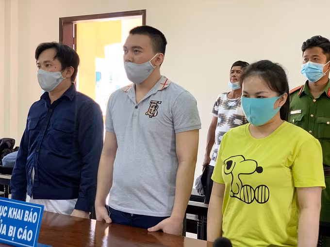 Dũng (trái) và các bị cáo tại toà ngày 26/3. Ảnh: Dương Trang.