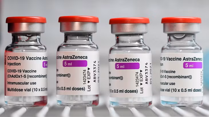 Các lọ vaccine phòng bệnh COVID-19 của hãng AstraZeneca tại Milan, Italy, ngày 19/3. Ảnh: Reuters