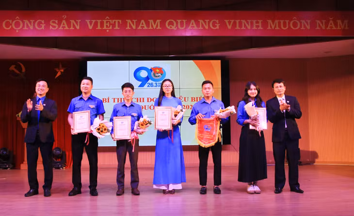 Các tập thể và cá nhân vinh dự nhận cờ và giấy chứng nhận của BCH Trung ương Đoàn.