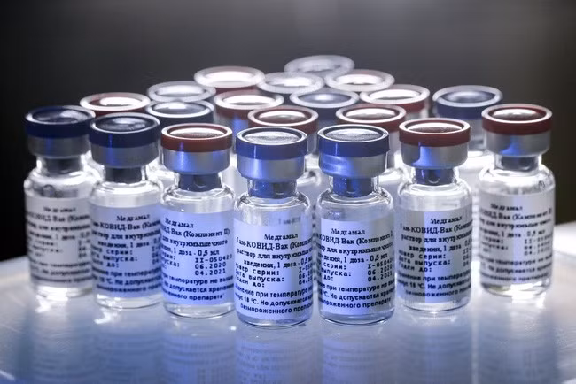 Vaccine Sputnik V được trưng bày tại Trung tâm dịch tễ học ở Moscow, Nga (Ảnh: AP)