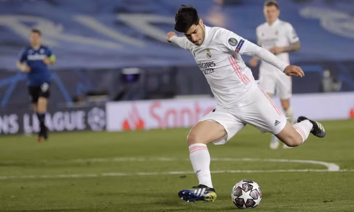 Asensio tái lập cách biệt, chỉ một phút sau khi Muriel sút phạt thành bàn. Ảnh: AP.