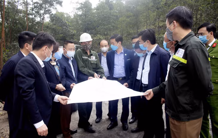 Các đồng chí lãnh đạo TP Cẩm Phả kiểm tra việc thực hiện các nhiệm vụ chính trị tại xã Dương Huy, tháng 2/2021.