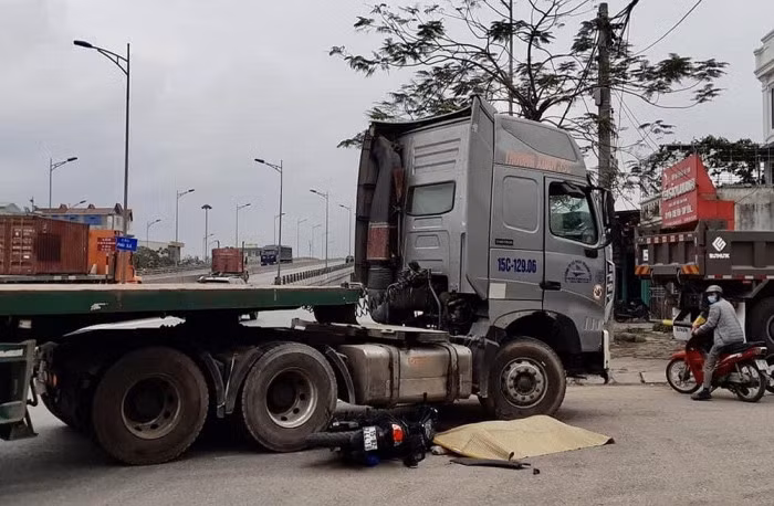 Người đàn ông điều khiển xe máy tử vong sau va chạm với xe đầu kéo