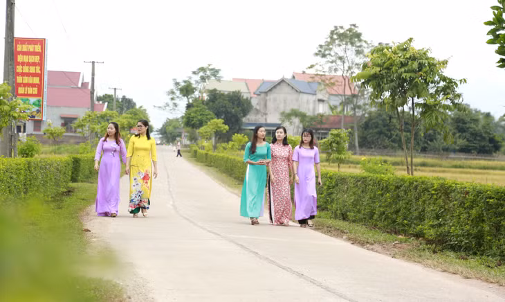 Phụ nữ thôn Sán Xế Đông, xã Đông Ngũ (Tiên Yên) trong những ngày đầu năm mới.