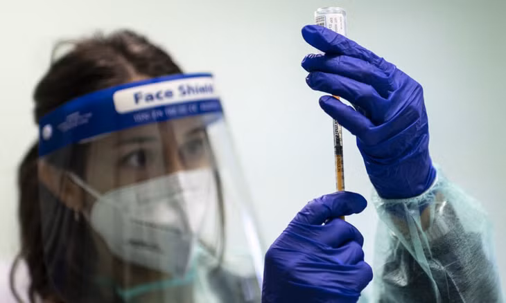 Nhân viên y tế chuẩn bị vaccine Covid-19 tại một điểm tiêm chủng ở thành phố Dronero, Italy, hôm 13/3. Ảnh: AFP.