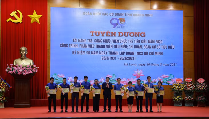 Đoàn Khối tuyên dương 10 công trình, phần việc thanh niên tiêu biểu.