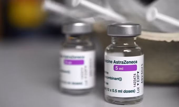 Các lọ vaccine Covid-19 của AstraZeneca tại một trung tâm tiêm chủng ở Brest, phía tây Pháp, hôm 12/3. Ảnh: AFP.