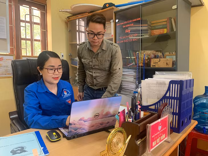 Chị Mai Việt Hồng, Bí thư Đoàn Thanh niên thị trấn Tiên Yên, huyện Tiên Yên đang trao đổi công việc với cán bộ Đoàn. 