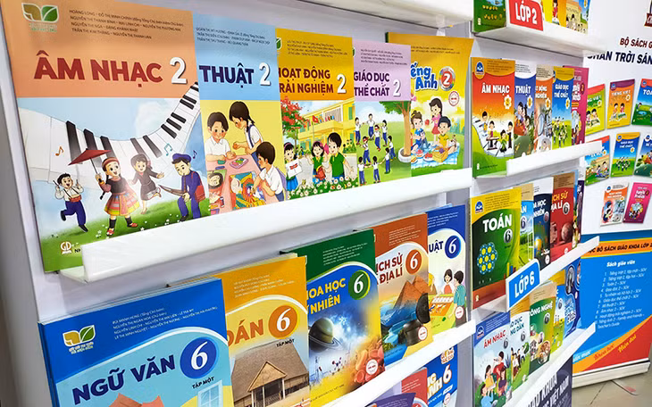 Sách giáo khoa lớp 2 và lớp 6 của NXB Giáo dục biên soạn theo chương trình giáo dục phổ thông mới.