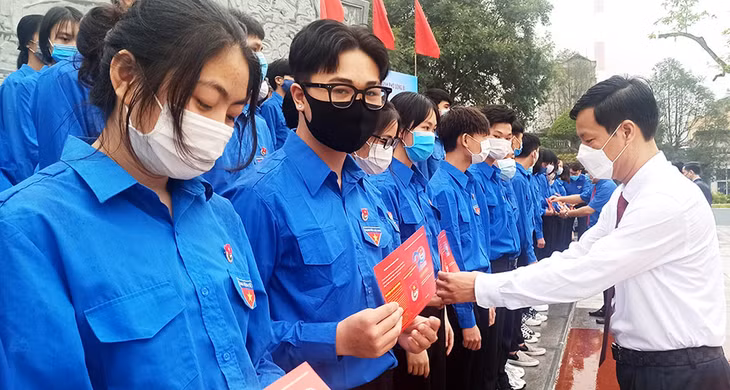 Lãnh đạo TP Uông Bí trao quyết định chuẩn y kết nạp và thẻ đoàn cho 90 đoàn viên ưu tú 