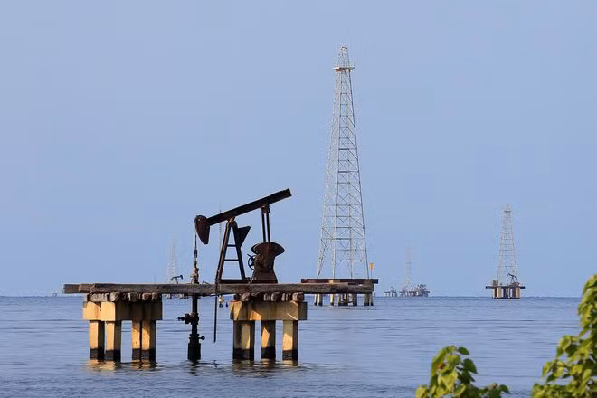 Giá dầu tiếp tục giảm mạnh trong sáng đầu tuần. ẢNH: REUTERS