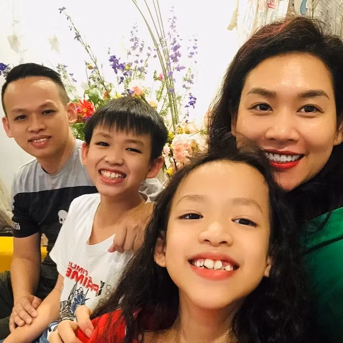 Hà Hương bên chồng và hai con. Ảnh: Nhân vật cung cấp.