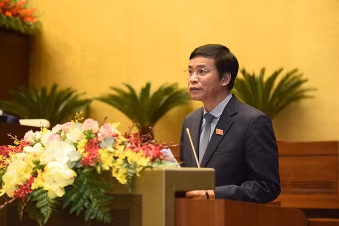 Tổng Thư ký Quốc hội, Chủ nhiệm Văn phòng Quốc hội, Chánh Văn phòng Hội đồng Bầu cử Quốc gia Nguyễn Hạnh Phúc trình bày Báo cáo tại phiên họp ngày 25/3. Ảnh: TL