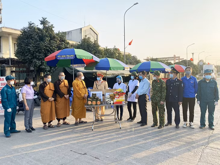 Hưởng ứng phong trào phát động của MTTQ Uông Bí, chùa Ba Vàng đã tham gia các hoạt động tặng quà, động viên các lực lượng trực tuyến đầu phòng chống dịch Covid-19 trên địa bàn.