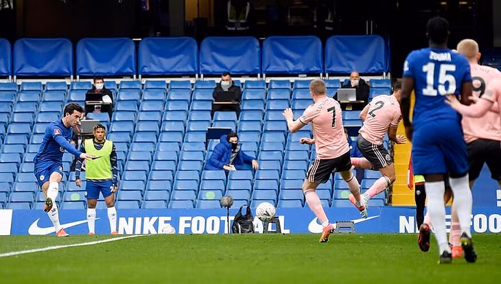 Cú sút của Chilwell khiến cầu thủ Sheffield phản lưới. Ảnh: Reuters.