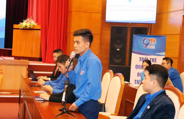 Cán bộ ĐVTN đặt câu hỏi giao lưu với đồng chí Chủ tịch UBND tỉnh. 