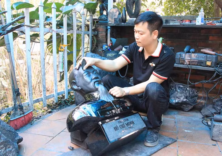 Anh Nguyễn Chí Linh hoàn thiện tác phẩm điêu khắc than đá Chủ tịch Hồ Chí Minh để trao tặng cho Công ty CP Than Đèo Nai trưng bày tại Nhà truyền thồng.