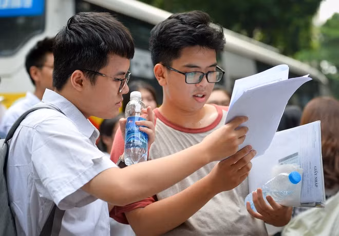 Năm 2021, thí sinh được điều chỉnh nguyện vọng 3 lần bằng phương thức trực tuyến. Ảnh: Việt Hùng.
