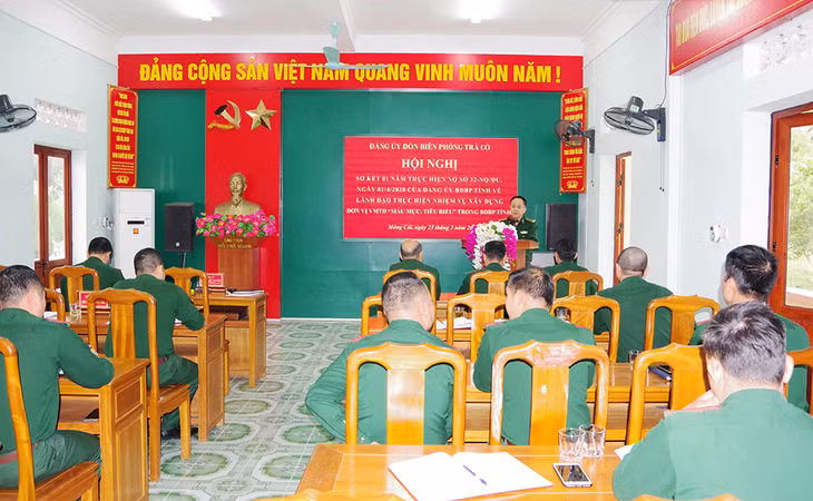 Đại tá Bùi Thế Tuyên, Phó Chỉ huy trưởng, Tham mưu trưởng BĐBP tỉnh phát biểu ghi nhận những kết quả mà Đồn BP Trà Cổ đã đạt được trong thực hiện Nghị quyết 32.