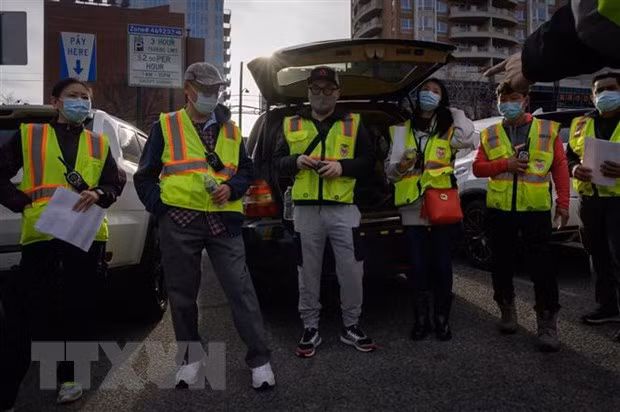  Các thành viên đội tuần tra bảo vệ người Mỹ gốc châu Á mang tên Public Safety Patrol (PSP) tuần tra tại New York, Mỹ, ngày 23/3/2021. (Ảnh: AFP/TTXVN)