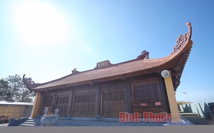 Độ Sinh Tự là ngôi chùa nằm trên đỉnh núi, được khách thập phương đổ về bái Phật rất đông vào những ngày đầu năm