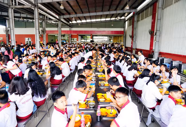 Học sinh trường Tiểu học - THCS - THPT Ngô Thời Nhiệm (Ảnh: Báo điện tử Người lao động)