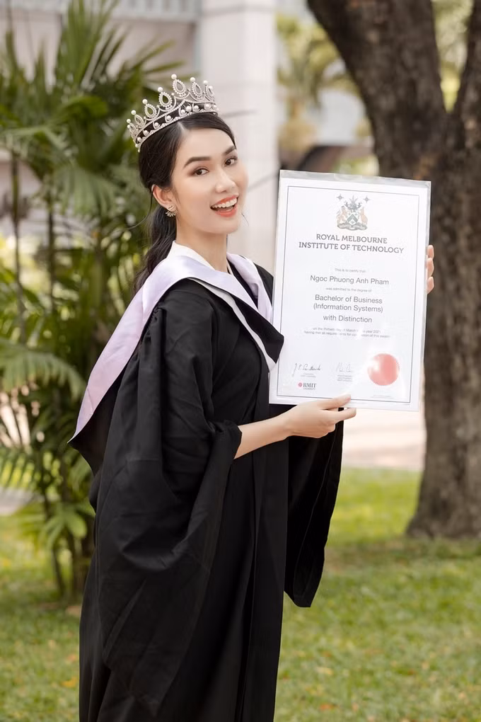 Á hậu Phương Anh đội vương miện khi chụp ảnh lưu niệm ở lễ tốt nghiệp. Cô cao 1,77 m, số đo ba vòng lần lượt 82-61-90 cm. Ảnh: S.V.