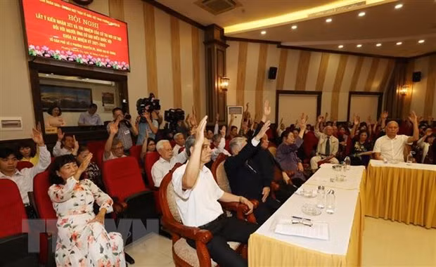 Cử tri Tổ dân phố số 8 phường Nguyễn Du biểu quyết nhất trí 100% ủng hộ Tổng Bí thư, Chủ tịch nước Nguyễn Phú Trọng tham gia ứng cử đại biểu Quốc hội khóa XV, nhiệm kỳ 2021-2026. (Ảnh: Trí Dũng/TTXVN)