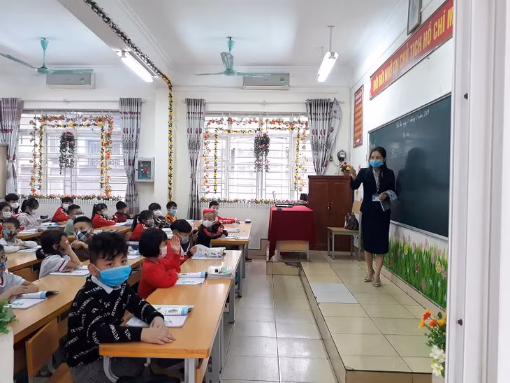 Giáo viên, học sinh nghiêm túc đeo khẩu trang trong trường học để phòng chống dịch bệnh.