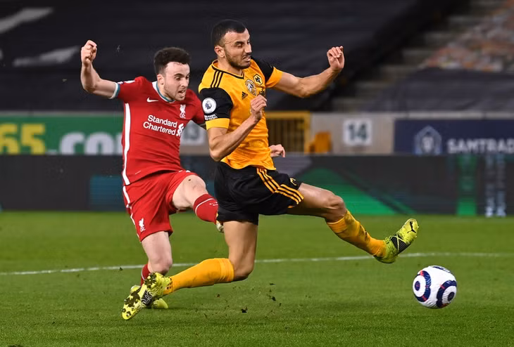 Jota ghi bàn mở tỷ số cho Liverpool ở những giây cuối hiệp một. Ảnh: Reuters.