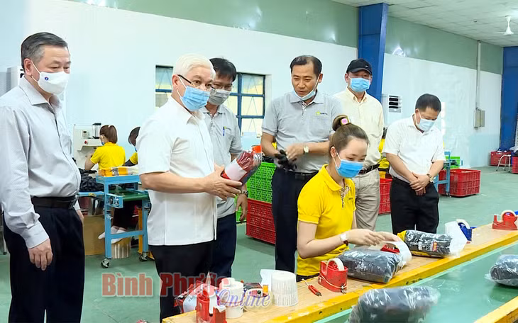 Ủy viên Trung ương Đảng, Bí thư Tỉnh ủy, Trưởng đoàn đại biểu Quốc hội tỉnh Nguyễn Văn Lợi thăm dây chuyền sản xuất của Công ty TNHH Auntex, Khu công nghiệp Đồng Xoài I, xã Tân Thành, TP. Đồng Xoài
