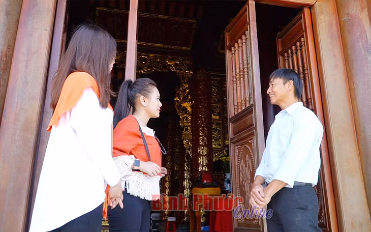 Du khách có thể tìm hiểu những câu chuyện kể thú vị về núi Bà Rá qua lời kể của anh Lê Văn Túy, nhân viên quản lý cụm di tích núi Bà Rá