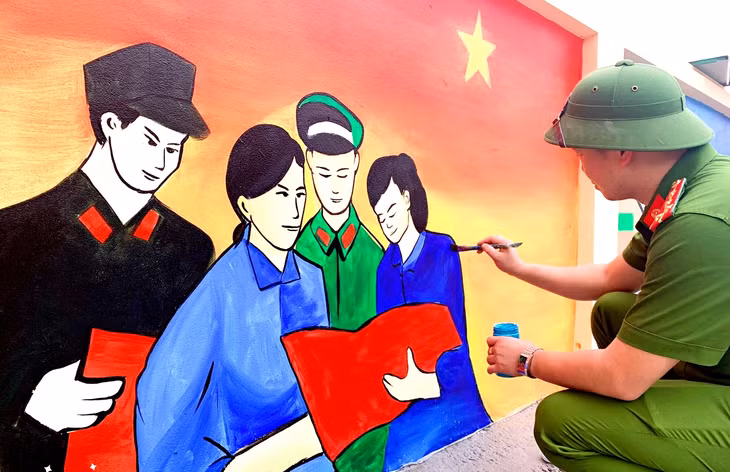 ĐVTN Công an TP Hạ Long góp sức vẽ tranh tường.