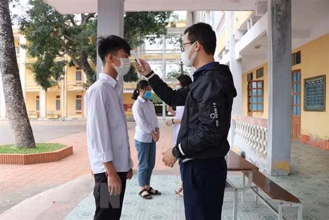 Thầy và trò ở Hải Dương chấp hành quy định phòng chống dịch. (Ảnh: TTXVN)