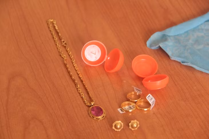 Số vàng ông Tiến tìm thấy trong đôi ủng cao su. Ảnh: M.P.