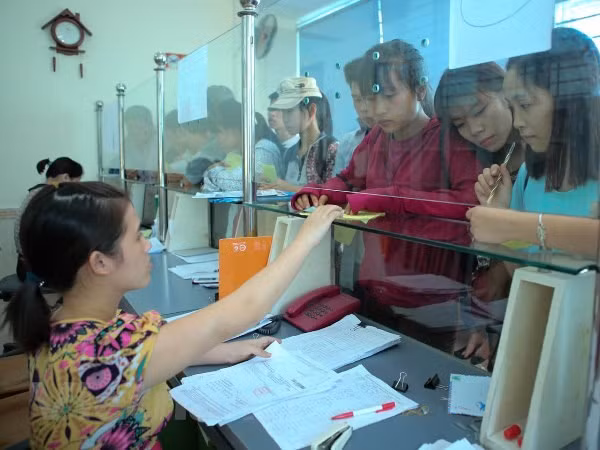 Thí sinh làm hồ sơ xét tuyển đại học. (Ảnh: Minh Sơn/Vietnam+)