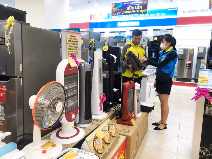 Hầu hết các trung tâm, siêu thị hàng hoá trong tỉnh có nhân viên hướng dẫn người tiêu dùng về chế độ bảo hành, công năng sử dụng sản phẩm.