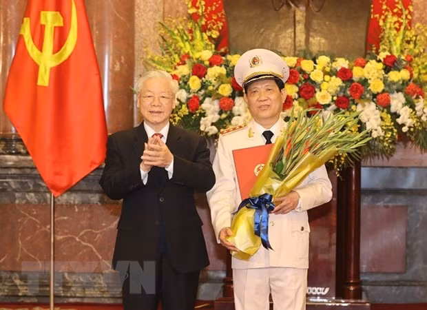Tổng Bí thư, Chủ tịch nước Nguyễn Phú Trọng, Bí thư Quân ủy Trung ương trao Quyết định thăng cấp bậc hàm từ Trung tướng lên Thượng tướng đối với đồng chí Nguyễn Văn Sơn. (Ảnh: Trí Dũng/TTXVN)