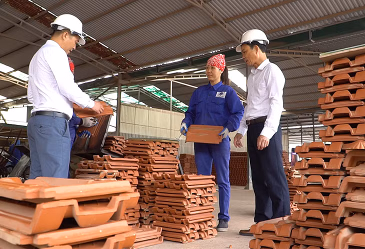 hi bộ công ty CP gốm và xây dựng Hạ Long 1 tuyên truyền CNCNV và người lao động chấp hành tốt chủ trương của đảng, nhà nước