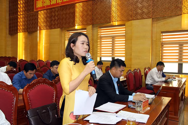 Đại biểu Phạm Thị Nga, xã Quảng Minh phát biểu ý kiến tại kỳ họp