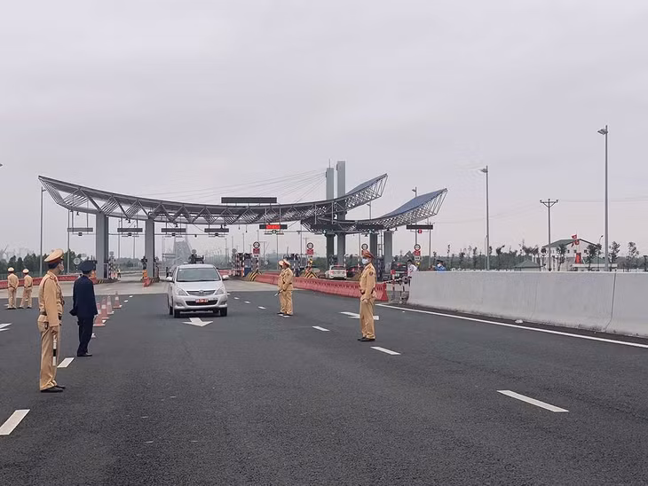 Các cơ quan chức năng kiểm soát dịch Covid-19 tại Trạm thu phí cầu Bạch Đằng.