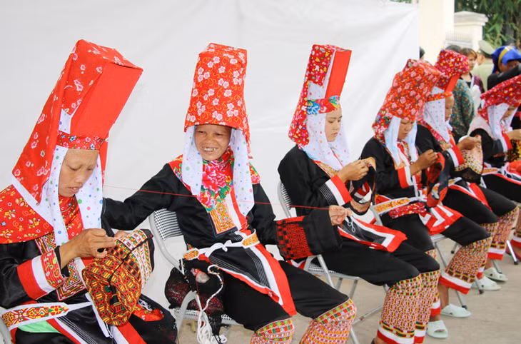 Phụ nữ Bình Liêu tham gia phần thi thêu áo dân tộc tại Ngày hội Kiêng gió năm 2018, góp phần bảo tồn văn hóa dân tộc truyền thống địa phương. Ảnh: Nguyễn Dung