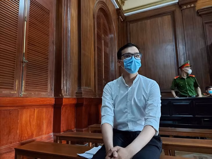 Nam tiếp viên Hàng không - bị cáo Dương Tấn Hậu vừa bị tuyên phạt 2 năm tù, cho hưởng án treo.