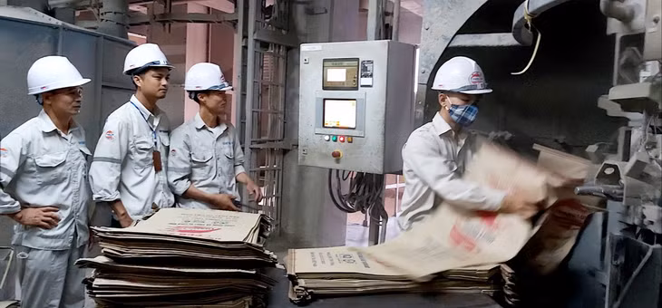 Chủ tịch Công đoàn Công ty CP Xi măng Thăng Long Nguyễn Mạnh Tiến (người đeo thẻ) nắm bắt tình hình của NLĐ.