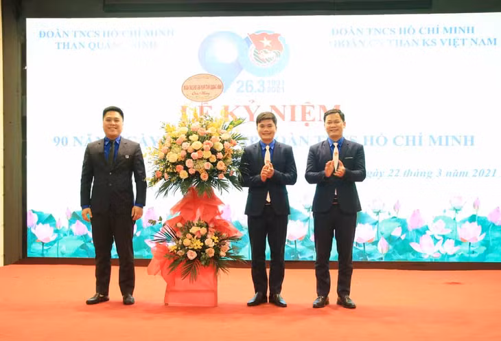 Đồng chí Phạm Hồng Thái, Phó Bí thư Tỉnh Đoàn thăm, tặng quà động viên, chúc Tết các y bác sĩ làm nhiệm vụ tại Bệnh viện dã chiến số 3 đêm 30 Tết.