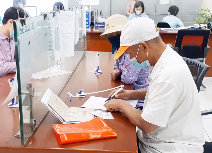 Ông Nguyễn Văn Hùng, ở phường Hà Khẩu (TP Hạ Long) đến Trung tâm Hành chính công TP Hạ Long làm thủ tục thay đổi thông tin trên thẻ BHYT.