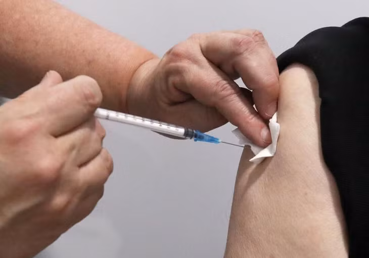 Một người được tiêm vaccine của AstraZeneca ở Bỉ ngày 18/3. Ảnh: Reuters.