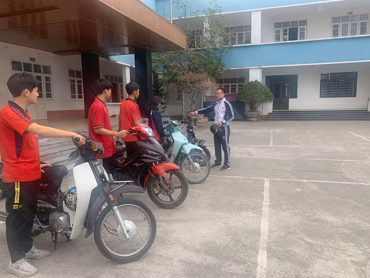 Thầy trò Trường TH-THCS-THPT Lê Thánh Tông (TP Hạ Long) trong một buổi học ngoại khoá về Luật Giao thông. 