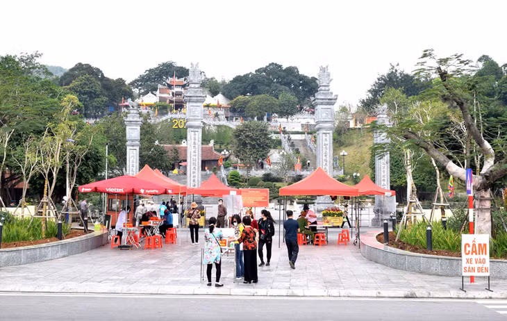 Người dân vào đền phải khai báo y tế, đo thân nhiệt và rửa tay sát khuẩn 