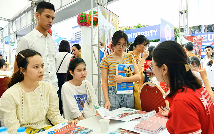 Học sinh tìm hiểu thông tin tại Ngày hội tư vấn tuyển sinh - hướng nghiệp năm 2020. Ảnh: MINH HÀ